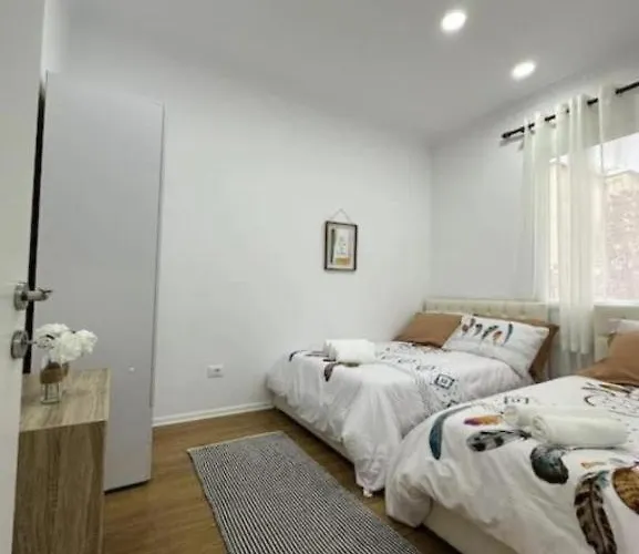 Suitable טיראנה